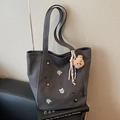 Borsa tote in tela grigio scuro con ricami di animali e ciondolo a forma di orsetto - Verde Nerastro Con Ciondolo