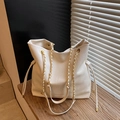 Bolso bombonera minimalista de cuero PU blanco con cadena dorada y cordón ajustable - Blanco Roto