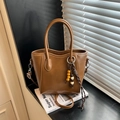 Borsa a secchiello in pelle marrone con manici e tracolla rimovibile in stile moderno - Cachi
