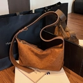Borsa a spalla minimalista in pelle scamosciata marrone a forma di luna con tracolla - Marrone