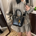 Borsa a secchiello nera minimalista con nappa in legno e tracolla per donna - Nero