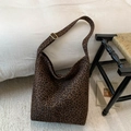 Detail der Hobo-Tasche mit Leopardenmuster, Textur und verstellbarer Gold-Schnalle - Leopardenmuster