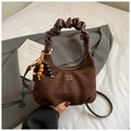 Braune Wildleder-Beuteltasche mit Faltenhenkel und Holzperlenanhänger auf grauem Sakko - Kaffee (Mit Anhänger)