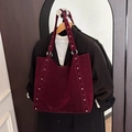 Grand sac cabas en daim bordeaux avec rivets en métal argenté et bandoulières pour femmes - Bordeaux