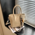 Sac seau beige avec poignées, breloque en bois et bandoulière amovible pour femme - Blanc