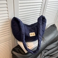 Donkerblauwe gewatteerde puffer-tas met hartstiksels en pareldetail op het label - Blauw