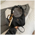Gesteppte Halbmondtasche in Schwarz mit Raffgriff und Vintage Holzperlen-Anhänger - Schwarz (Mit Anhänger)