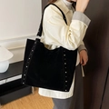 Grand sac cabas en daim noir avec clous argentés pour un style décontracté et chic - Noir