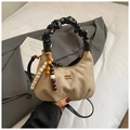 Minimalistische aprikosenfarbene Wildleder-Tasche mit schwarzem Griff und Perlen-Detail - Khaki (Mit Anhänger)