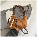 Braune Halbmond-Tasche aus Wildleder mit Rautensteppung, Holzperlen und gerafftem Griff - Braun (Mit Anhänger)