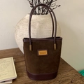 Retro dark brown bucket handbag in faux suede with a stylish top handle and metal plate - Brown