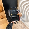 Sac à dos rétro en cuir noir avec surpiqûres blanches et charm ours brun - Noir avec pendentif