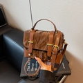 Petit sac à main vintage marron foncé avec texture plissée et boucle dorée - Marron