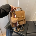 Mini sac à dos vintage en cuir marron avec coutures blanches et breloque ourson - Marron avec pendentif