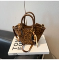 Detalle de bolso cubo de ante con estampado de leopardo y cuentas de madera - Estampado de leopardo
