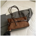 Détail du sac cabas en daim marron avec boucle en cuir et bandoulière réglable sur fond blanc - Suède Café