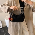 Borsa a bauletto minimalista in pelle scamosciata nera con pompon e tracolla da donna - Con Ciondolo / Nero (Con Ciondolo)
