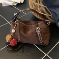 Borsa a bauletto in pelle scamosciata marrone scuro con ciondoli e dettagli vintage - Con Ciondolo / Caffè (Con Ciondolo)