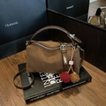 Borsa a tracolla marrone in ecopelle scamosciata con manico e ciondolo peluche - Con Ciondolo / Marrone (Con Ciondolo)