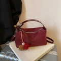 Borsa a bauletto in pelle scamosciata bordeaux con ciondoli e tracolla regolabile - Con Ciondolo / Rosso Vino (Con Ciondolo)