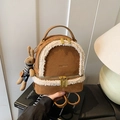 Mini-Rucksack aus braunem Mattleder mit weißem Fleece-Besatz und Hasen-Anhänger - Braun mit Anhänger