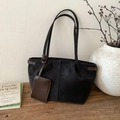 Minimalistische schwarze matte Leder-Tragetasche mit brauner Schnalle und Kartentasche - Ebenholz