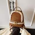 Brauner Mini-Rucksack aus Wildlederoptik mit weißem Lammfellbesatz und Golddetails - Braun Ohne Anhänger