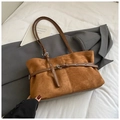 Dettaglio di una borsa tote in pelle scamosciata caramello con cinturini a fibbia - Scamosciato Marrone