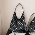 Borsa tote classica in ecopelle nera con borchie argentate e tracolla dal design moderno - Nero