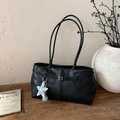 Detail der schwarzen Tote Bag aus Kunstleder mit Vintage-Struktur und silberner Schnalle - Schwarz