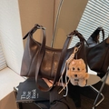 Borsa sottobraccio retrò marrone scuro con ciondolo a forma di cucciolo - Marrone