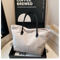 Dettaglio della borsa tote in velluto a coste con finiture dei manici in pelle nera - Bianco