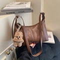 Borsa a tracolla in pelle marrone retrò con ciondolo a forma di cane di peluche - Marrone