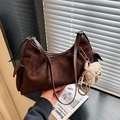 Dunkelbraune Hobo-Tasche aus Wildleder mit Seitentaschen und Plüschbär-Anhänger - Mit Anhänger / Braun