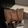 Grande borsa tote marrone in pelle scamosciata con anello metallico e cuciture verticali - caffè