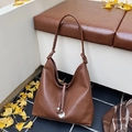 Borsa tote marrone in ecopelle con manico annodato e anello in stile autunnale - Marrone