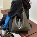 Dettaglio della grande borsa hobo vintage verde con fibbia a mezzaluna e nodo a tracolla - Verde