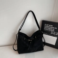 Bolso tote vintage negro de ante mate con herrajes dorados y hebilla lateral - Negro