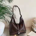 Borsa hobo minimalista in pelle marrone scuro capiente con dettaglio anello in argento - Marrone