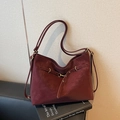 Bolso de hombro retro grande burdeos en cuero mate suave con detalle de hebilla metálica - Burdeos