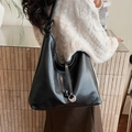 Borsa tote nera minimalista in pelle lucida con tracolla annodata e ciondolo a luna - Nero