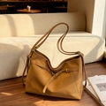 Bolso tote vintage de cuero marrón con correas largas y hebilla metálica lateral elegante - Marrón