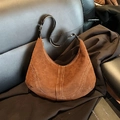 Dunkelbraune Hobo-Bag aus Wildleder mit weißen Kontrastnähten und Lederriemen - Braun
