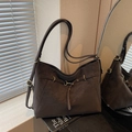 Bolso de hombro vintage de gran capacidad en ante café oscuro con correa ajustable y hebilla - café
