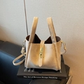Borsa a secchiello retrò in camoscio beige opaco con chiusura dorata e tracolla - Bianco Sporco
