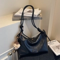 Borsa Hobo minimalista in morbida pelle nera con tracolla a nodo e ciondolo a orsetto - Nero con ciondolo