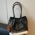 Sac fourre-tout noir vintage en similicuir avec détail de breloque ours en peluche - Avec Pendentif / Noir