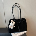 Bolso tote de ante negro con hebilla de cuero y un lindo colgante de osito - Negro con colgante