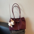 Bolso tote grande de ante burdeos con asas largas y accesorio de colgante de peluche - Rojo Vino Con Colgante
