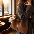 Bolso tote de ante café oscuro con amuleto de peluche para el otoño y el invierno - Marrón con colgante